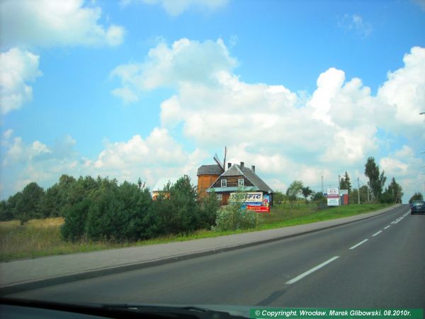 Wjazd do miasta i piękny stary wiatrak (zdjęcie robione z samochodu)- w pospiechu