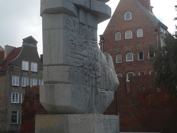 W Gdańsku jest wiele pomników na zdjęciu pomnik Tym co Polskości Gdańska.