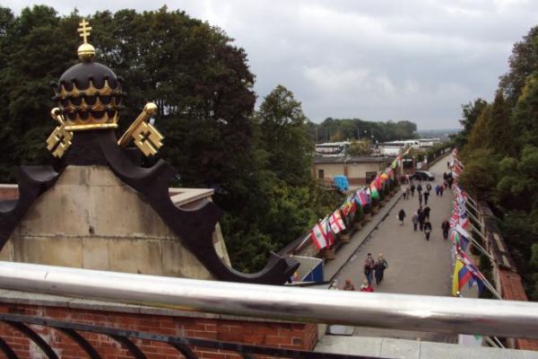 Bastion św. Barbary /Lubomirskich/ - wzniesiony w XVIIw. - widok na aleję prowadzącą do Bramy im. Jana Pawła II,  udekorowaną flagami państw, skąd wierni pielgr