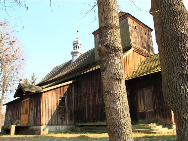 Drewniany, nieużytkowany kościół pw. św. Andrzeja Boboli w Krzeczowicach - (zbudowany ok. 1770 r.), dawna cerkiew parafialna pw. św. Mikołaja .