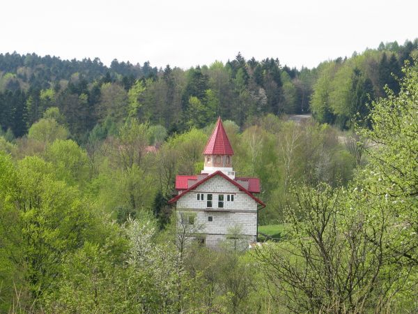 okolica piękna, czysta, ludzie gospodarni, na piękno wrażliwi - toteż piękne domy wznoszą - po prawej : serpentynami droga do lasu się kieruje a dalej to już :