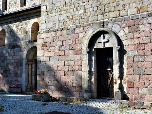 Kolegiata z pierwszej połowy XII w. Wybudowana w stylu romańskim.