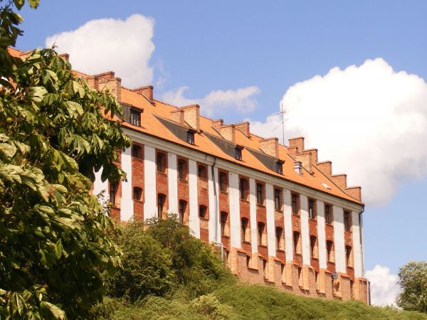 Pałac Marysieńki- tu kiedyś mieszkała żona Jana III Sobieskiego. Choć niewiele pozostało z pierwotnego kształtu budowli, pałac  oraz zamek krzyżacki stanowią gł