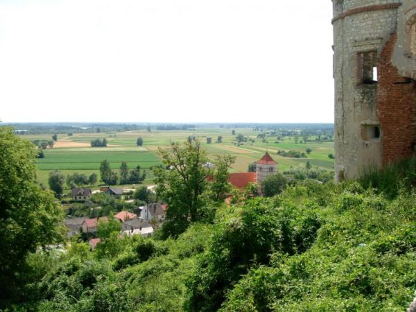 Widok z zamku na wies Janowiec. Zamek wybudowany w I poł. XVI wieku przez Mikołaja Firleja i jego syna – Piotra Firleja, pozniej w rekach Lubomirskich. W