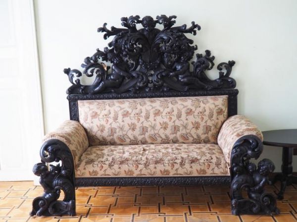 kanapa - z wyposażenia salonu pałacowego.