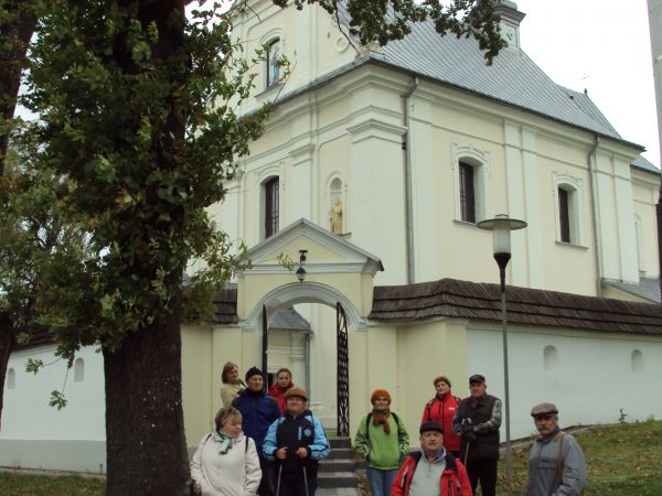 przed: kościół parafialny z 1757r. z oddzielnie stojącą dzwonnicą, otoczony obronnym murem z widocznymi otworami strzelniczymi, w ściętych narożnikach - bramki.