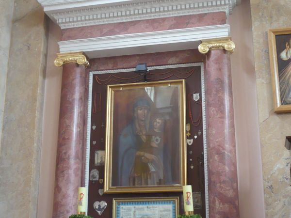 W ołtarzu bocznym z prawej cenny obraz z II pol. XVII w. Matki Bożej Śnieżnej.