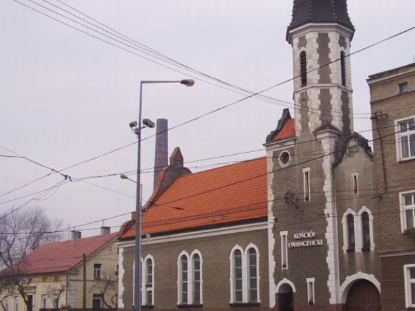 Nieco dalej od Centrum na ul. Jagiellońskiej jest Kościół z początku XX wieku Ewangelicko-Augsburski