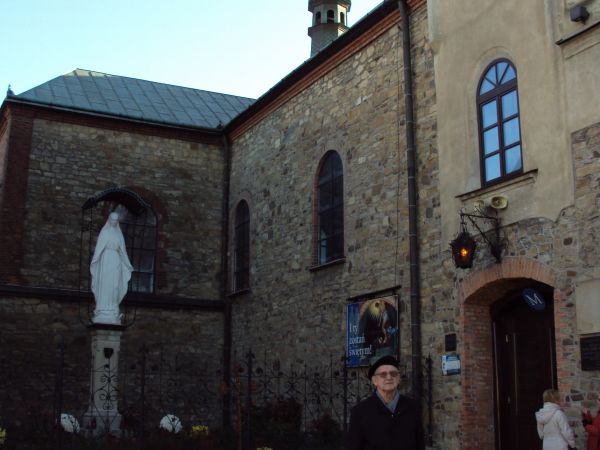 przed kościołem franciszkańskim - pw. Podwyższenia Krzyża Świętego. Klasztor pierwotnie drewniany został za gwardiana o.Pawła Gracowskiego przebudowany na murow