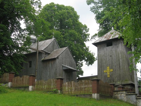 Cerkiew w Orelcu, obok drewniana dzwonnica o konstrukcji słupowej, w jej dolnej części znajdował się spichlerz gromadzki a w górnej zawieszone były dzwony. Blis