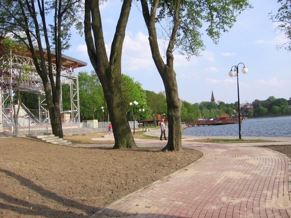 Jezioro Drwęckie  w samym centrum miasta. Po lewej stronie amfiteatr-otwarcie 26 maja 2012 roku.