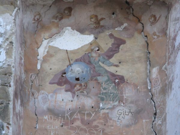 Na ścianach widoczne są jeszcze freski powstałe na pocz. XVIII wieku - powyżej ołtarza głównego, w zamurowanym oknie: Bóg Ojciec.