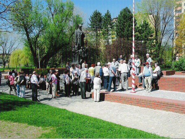 przed pomnikiem gen. Władysława Sikorskiego - Naczelnego Wodza Sił Zbrojnych, żył w latach 1881 - 1943, zginął w katastrofie lotniczej nad Gibraltarem. Pomnik s