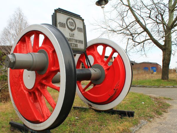 Odrestaurowany pomnik 100- lecia parowozowni w Gnieżnie.