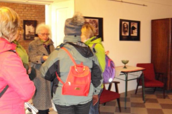 wiele tłumaczyć trzeba - no, ale czy wytłumaczy jak sama nie rozumie i pojąć nie może... - tu n/z pani Malka przy ekspozycjach w Domu Żydowskim - Muzeum. Rodzic