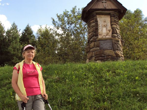 "Kuty" - miejsce, wzgórze - 664m npm, tam kapliczka Koła Łowieckiego, oddana w 2013 roku, za nią od lewej "Las Pobiedzieński", od prawej "Las Bukowski".