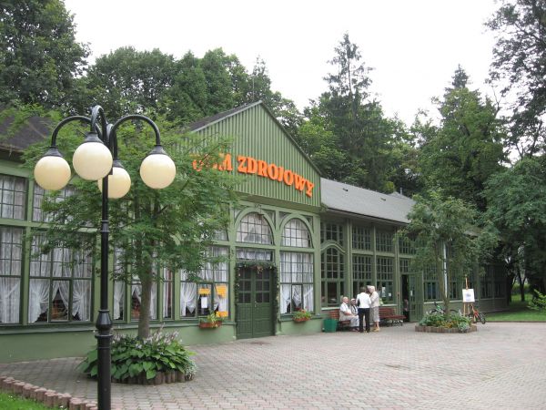 Dom Zdrojowy w Długopolu Zdroju. Wewnątrz piękna kawiarenka,pijalnia wód.