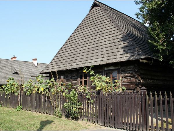 Skansen budownictwa ludowego.