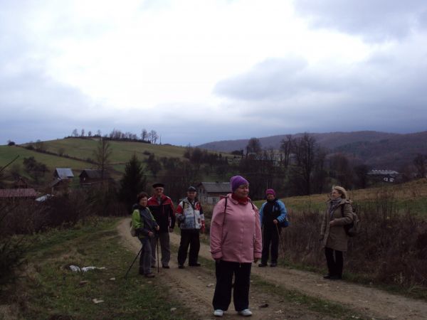 opuszczamy wieś i historycznym traktem handlowym - na wzgórza, ich grzbietami i zaś po zejściu - do wsi Hołuczków a dalej - podobnym sposobem do wsi Tyrawa Woło