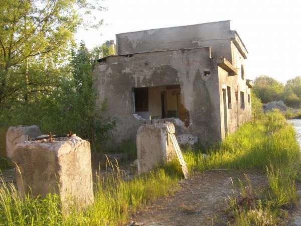 Zdewastowana fabryka domów ul. Północnej   fot.  30