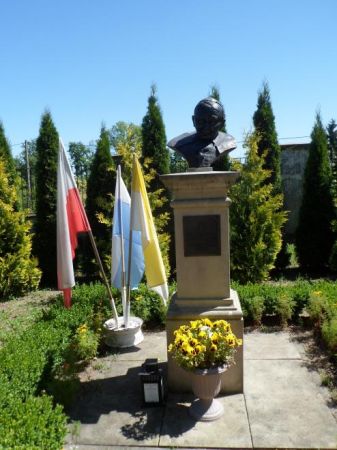 pomnik - popiersie papieża Jana Pawła II - przy kościele pw. Wniebowzięcia NMP w parafii św. Zygmunta w Opinogórze Górnej.