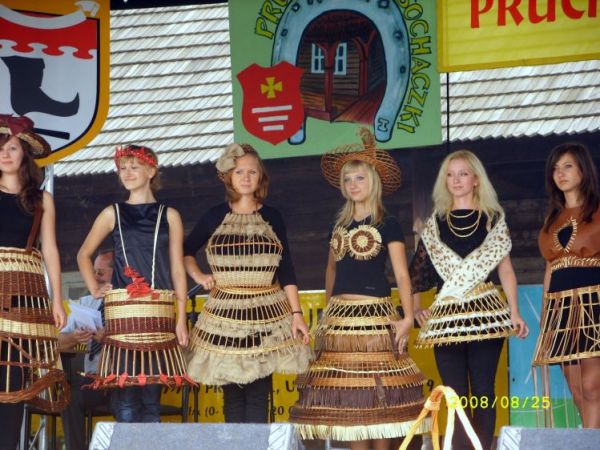 Pokaz mody (ubiory wiklina)