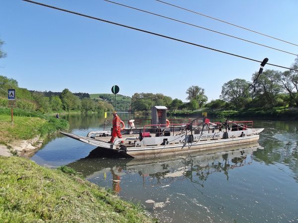 przeprawa promowa przez rzekę San - łączy wsie Krzemienna i Jabłonica Ruska.