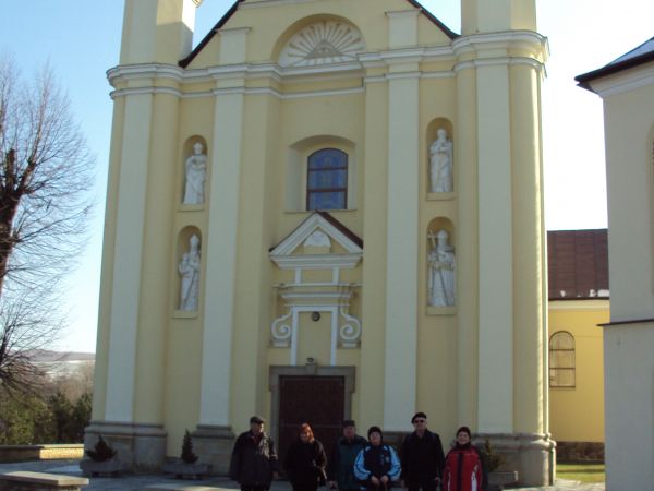 przed kościołem, fasadę zdobią figury świętych, wyżej "Oko Opatrzności".