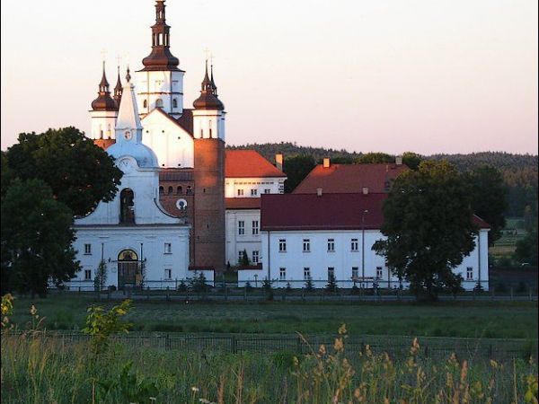 Zespół klasztorny wieczorem.