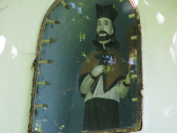 ludowa religijność przechowuje niezliczone skarby naszych najdawniejszych tradycji - tu na zwieńczeniu kapliczki.