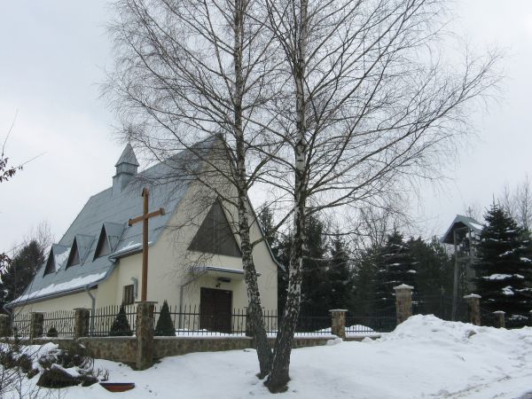 kościół pw. Miłosierdzia Bożego, wybudowany przez społeczność wiejską w 1990 roku.