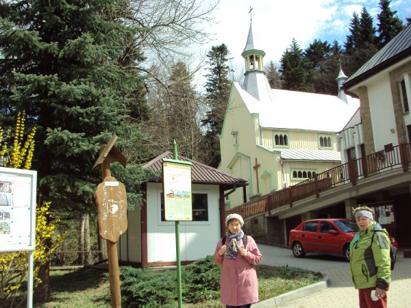 kościół parafialny pw. Św. Iwona i MB Uzdrowienia Chorych. Świątynia stanowi wyjątkowy przykład drewnianego kościoła zdrojowego o cechach neogotyckich. Wzniesio