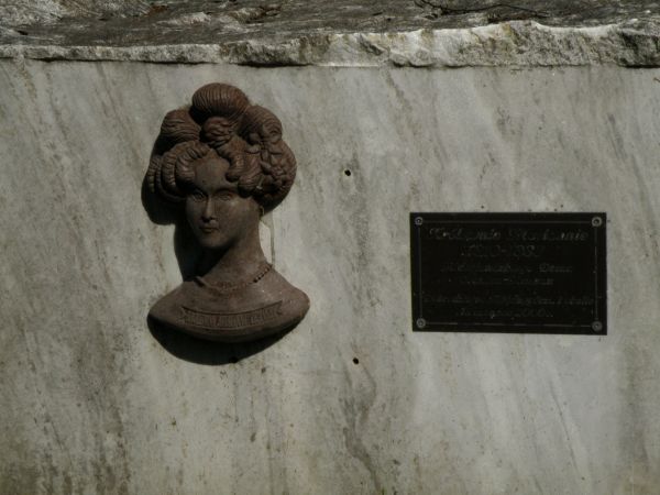 Pomniczek (plakieta) dla  Marianny Orańskiej dzięki której powstało Międzygórze