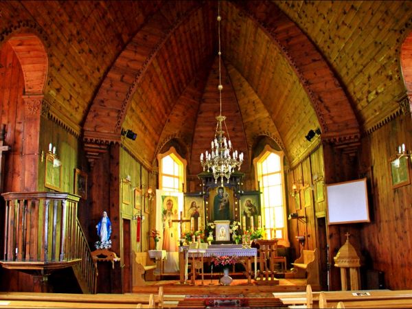 Drewniany kościół parafialny p.w. Matki Boskiej Śnieżnej , zbudowany w 1919 roku wg. projektu inż.arch. Kazimierza Osińskiego.