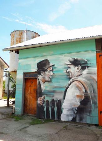 mural - scena z filmu pt. "Sami swoi" - na ścianie obiektu gospodarskiego w zagrodzie sołtysa wsi, przy temacie : zapraszam do galerii m. Nowotaniec - tam też p