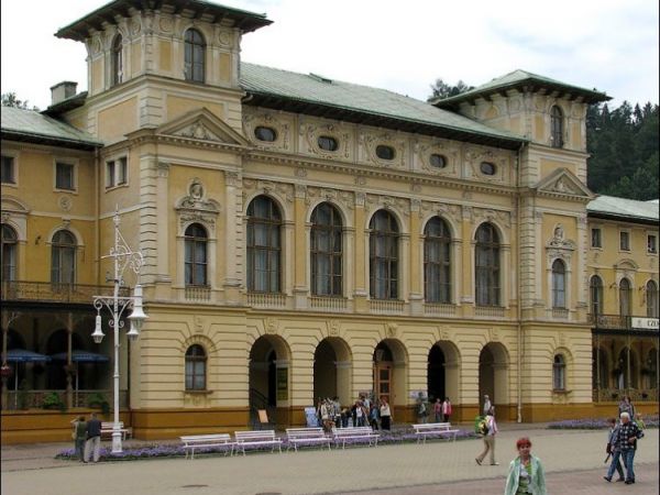 Neorenesansowy "Stary Dom Zdrojowy" wybudowany w 1889 r.