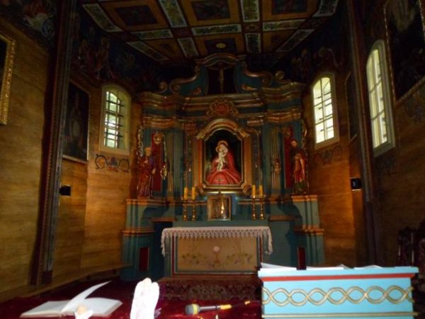 ołtarz główny w starym XVII - wiecznym kościele z kopią obrazu Matki Bożej Tylickiej, wnętrze z XVII - XVIII wieku.