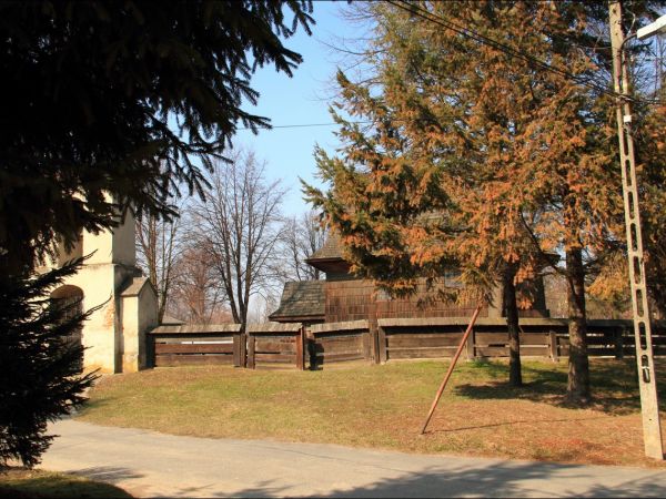 Drewniany kościół konstrukcji zrębowej pw. św. Sebastiana, wzniesiony w roku 1737. W roku 1980 był gruntownie odnawiany z całkowitą wymianą gontów.