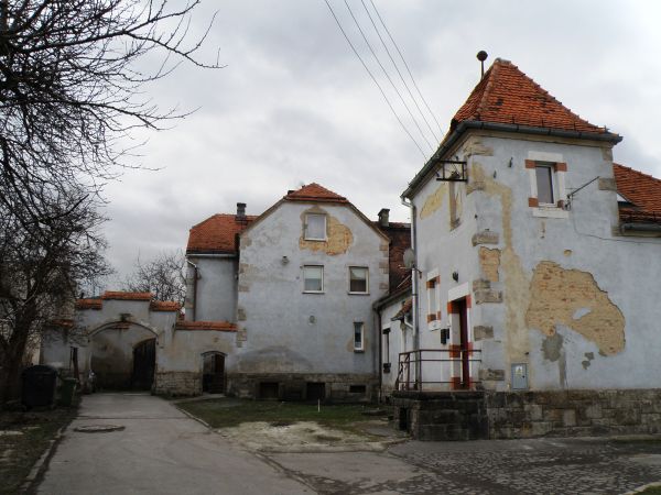 Przed rokiem 1939 ten budynek był aresztem w chwili obecnej jest budynkiem mieszkalnym