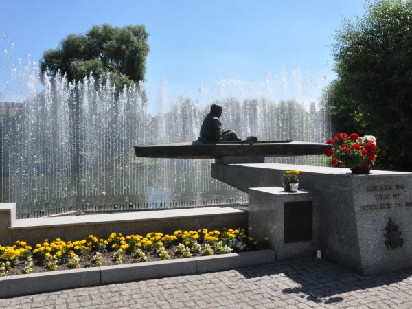 Zbąszyń, pomnik papieża Jana Pawła II nad rzeką Obrą.