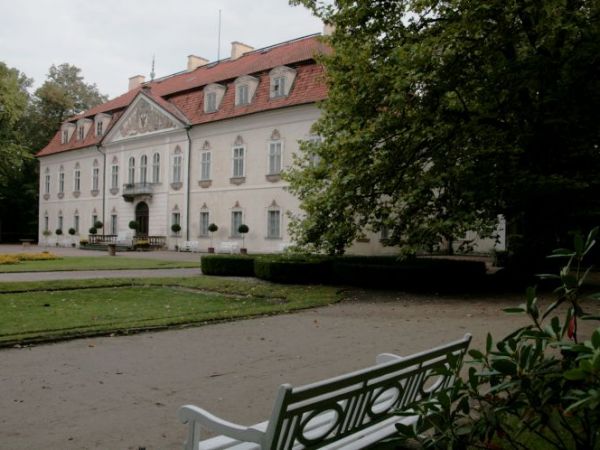 W 1774 r. Nieborów objął wojewoda wileński Michał Hieronim Radziwiłł, który wyposażył pałac w stylowe meble, tkaniny, obrazy i rzeźby oraz przedmioty rzemiosła