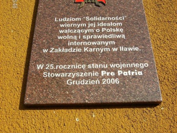 Fot. Józef Caliński. Tablica na murze Zakładu Karnego w Iławie.