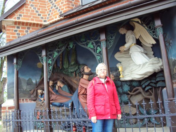 sceny biblijne - przy murach zewnętrznych kościoła.