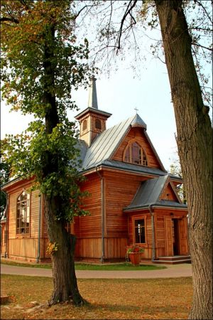 Drewniany kościół parafialny p.w. Matki Boskiej Śnieżnej , zbudowany w 1919 roku wg. projektu inż.arch. Kazimierza Osińskiego.