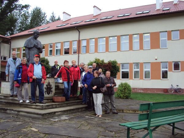 przy pomniku Patrona szkoły papieża Karola Wojtyły - JP II na terenie przyszkolnym.