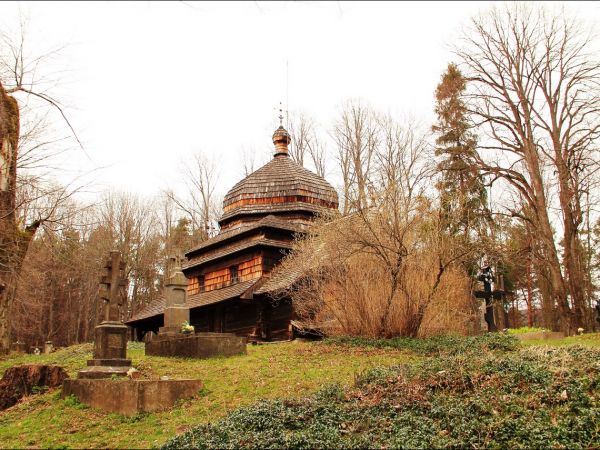Drewniana cerkiew p.w. Wniebowstąpienia Pańskiego z 1659 r., usytuowana na wzgórzu Dębnik - Dubnyk (344 m n.p.m.), wznoszącym się ponad doliną Sanu.