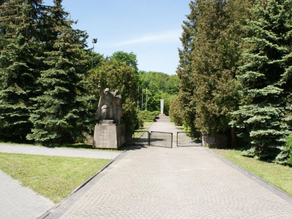 Cmentarz wojenny. Wałcz - maj 2010