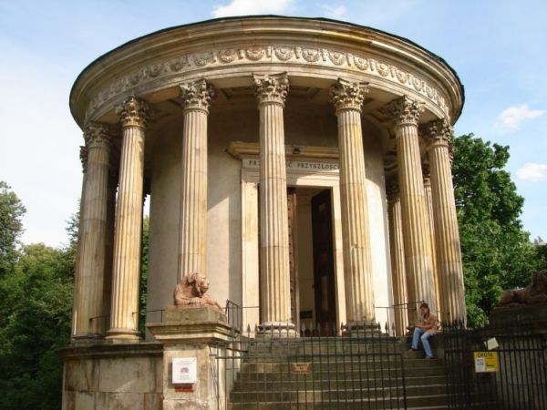 Swiatynia Sybilli - muzeum narodowych pamiatek zalozone przez ksiezne Izabelle z Flemingow Czartoryska