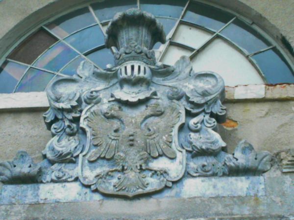 Herb rodziny von Zitzewic która była w posiadaniu majątku od 1795 do 1945 roku.