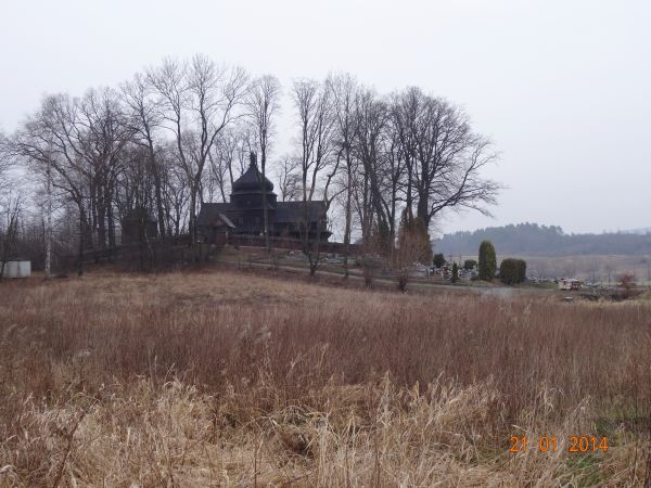 zespół cerkiewny, parkanem - z bramą i furtą  - otoczony, dalej cmentarz a hen wzgórze Glinice -393m npm. Usytuowanie cerkwi w pięknym pejzażu dodaje też malown